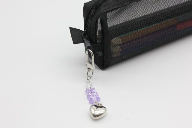 ダイソーの筆箱にも付けられる5046 スマホチャーム（ベアハート、2P）