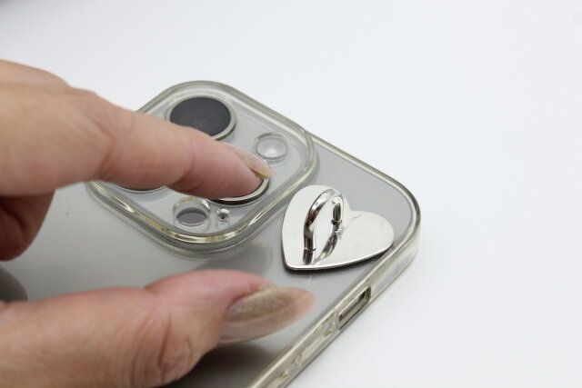 ダイソーの取り付け簡単な5046 スマホチャーム（ベアハート、2P）