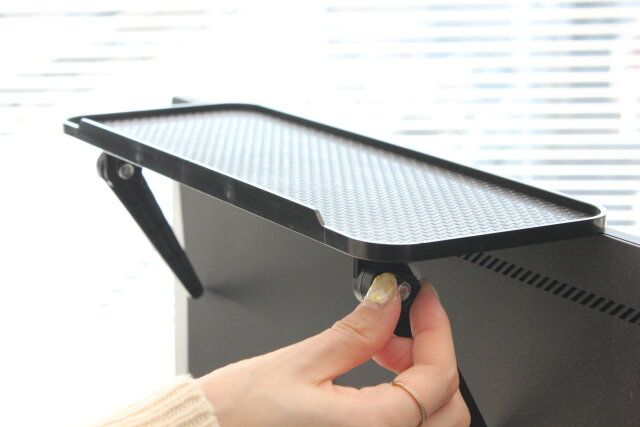 ダイソーの粘着テープ不要なパソコンモニターラック