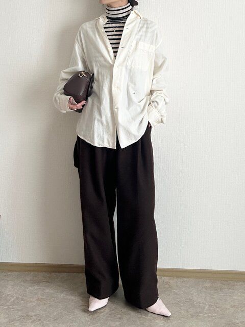 白シャツでオフィスカジュアル