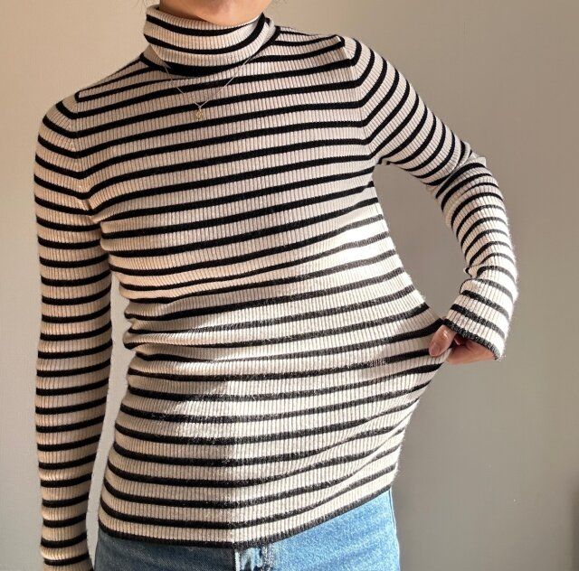 ユニクロ エクストラファインメリノリブタートルネックセーター（長袖） OFF WHITE Mサイズ着用 伸縮性がある