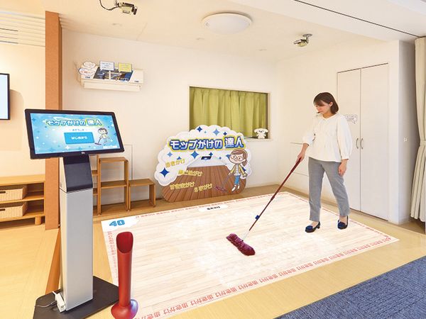 photo：モニターのスタートを押すと、4種類のモップがけの練習モードと採点モードが始まり、点数が表示されます（約5分。入館・体験無料）