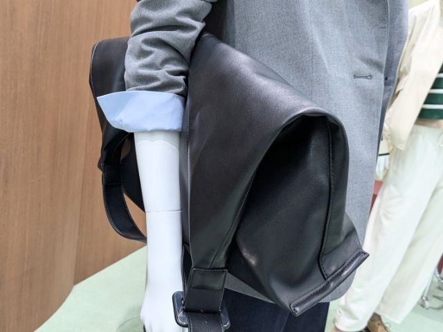 黒のロングベルトトートバッグ