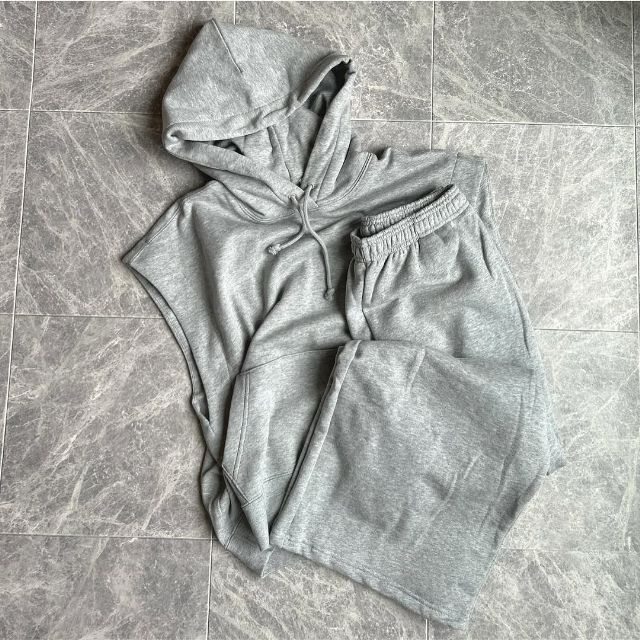 スウェットノースリーブパーカとスウェットワイドパンツ