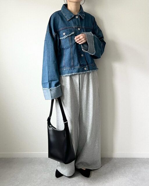 デニムジャケットとスウェットワイドパンツのコーデ