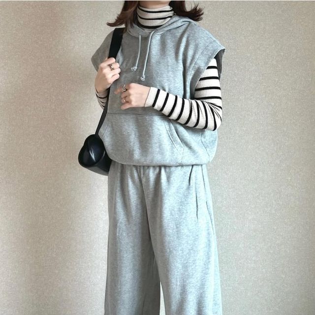 タートルニットとスウェットノースリーブパーカのコーデ