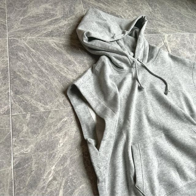 グレーのスウェットノースリーブパーカ