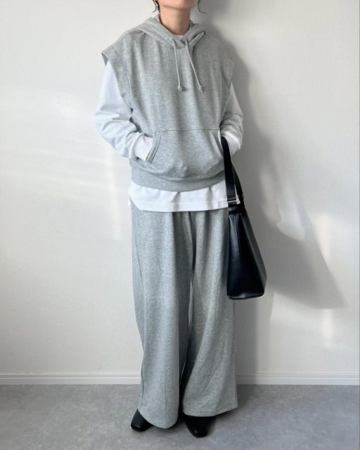 白のカットソーとスウェットノースリーブパーカとスウェットワイドパンツのコーデ
