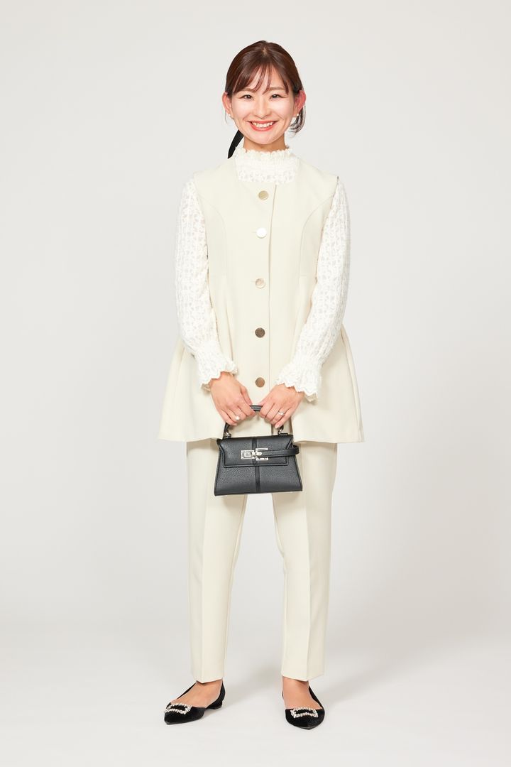 坂井麻実の白ジレを使ったセレモニーコーデ