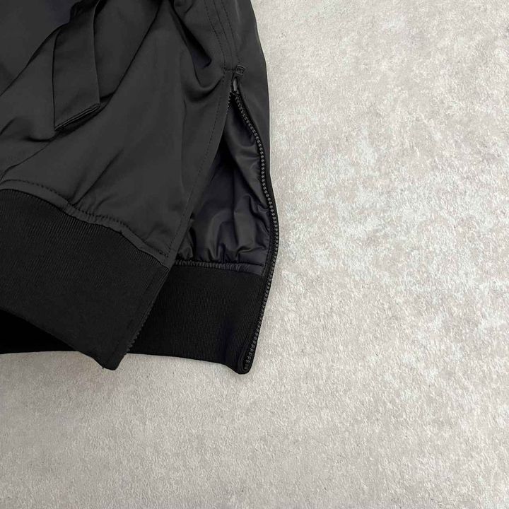 画像: サイドファスナー付き！