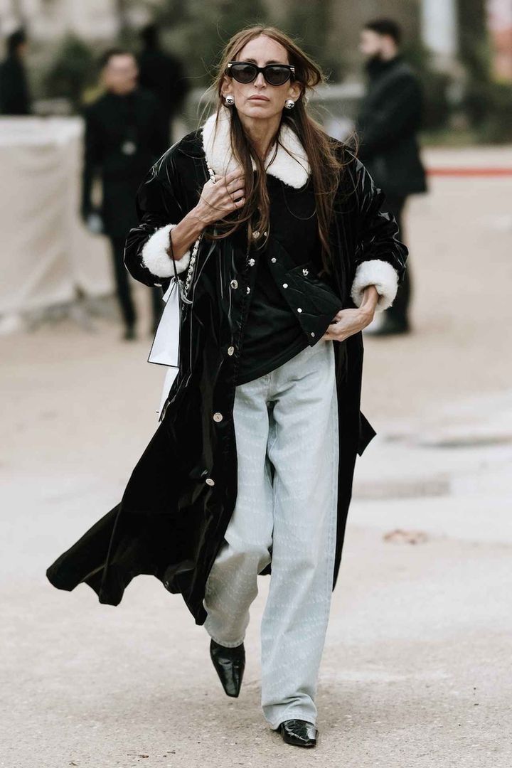 画像: 黒を合わせてアイスブルーの軽快さを引き上げ