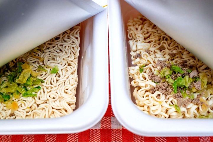 先入れの「かやく」を麺の上に開けた状態