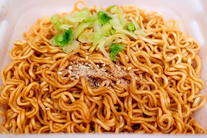 中細の油揚げ麺と白ゴマいりごま