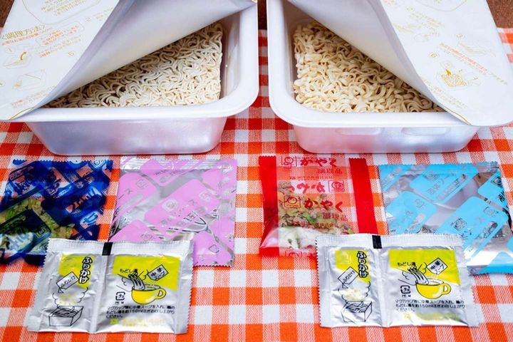 「ほたてバター醤油味」（左）と「閻魔やきそば風」の内容物