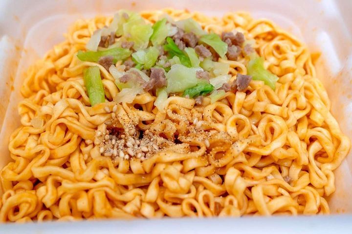 縮れのついた太めの油揚げ麺