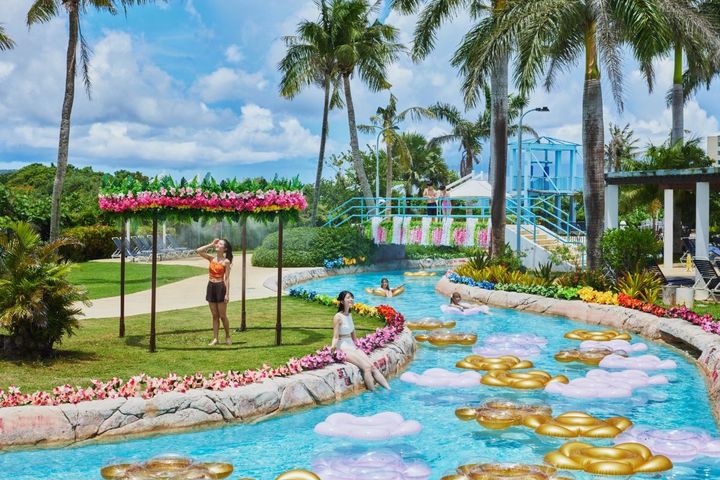 お花の浮き輪でフローティングしながらミクロネシアの花々を眺められるナー