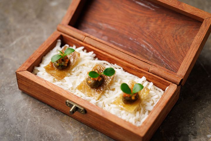 フェアの期間中提供されるコラボレーションの一皿、ナスの「ナムプリック」