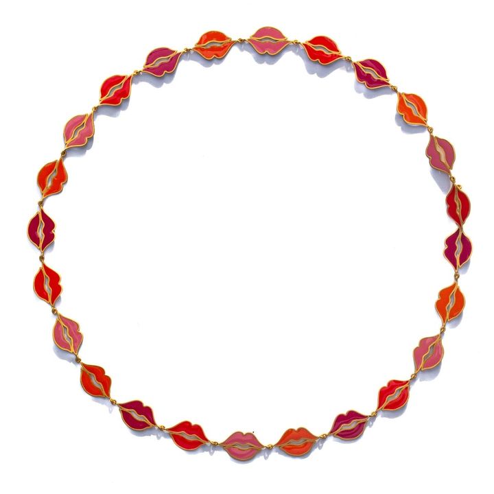 「フライング・キス」ネックレス（YG、エナメル）￥1,009,800〜