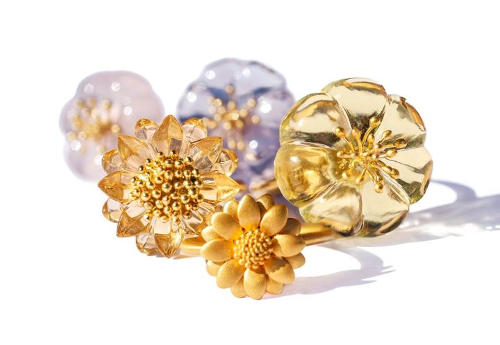 上から時計回りに 「ウメノハナ」リング（YG×ローズクォーツ）￥592,900 （YG×ラベンダークォーツ）￥632,500 （YG×レモンクォーツ）￥592,900 「ゴールデン・サンフラワー」リング（YG）￥455,400 「サンフラワー」リング（YG×シトリン）￥592,900