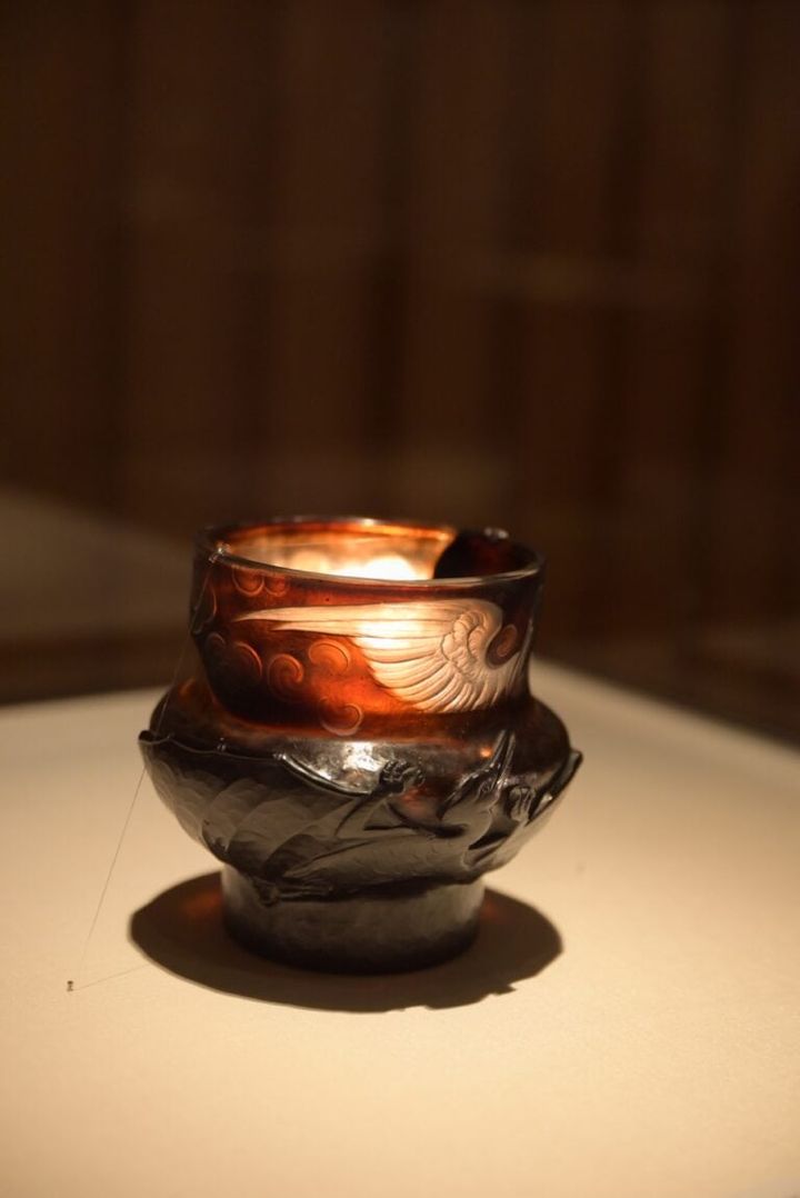 写真37・38：壺「ペリカンとドラゴン」エミール・ガレ 1889年頃 サントリー美術館