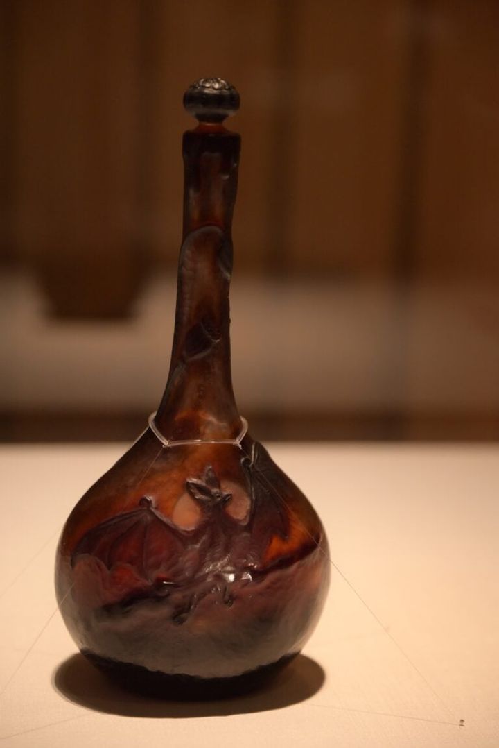 栓付瓶「蝙蝠・芥子」エミール・ガレ 1892年 サントリー美術館