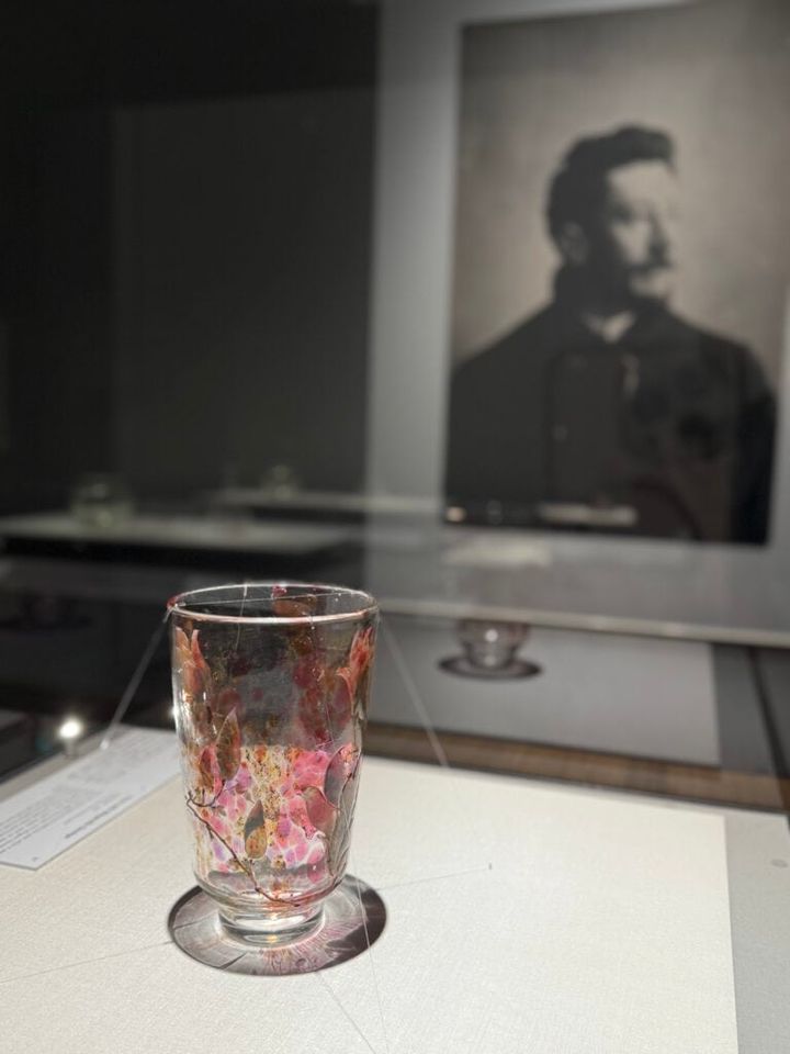 手前：花器「マグノリア」エミール・ガレ 1889頃 パリ装飾美術館 奥：エミール・ガレの肖像 1889年 サントリー美術館