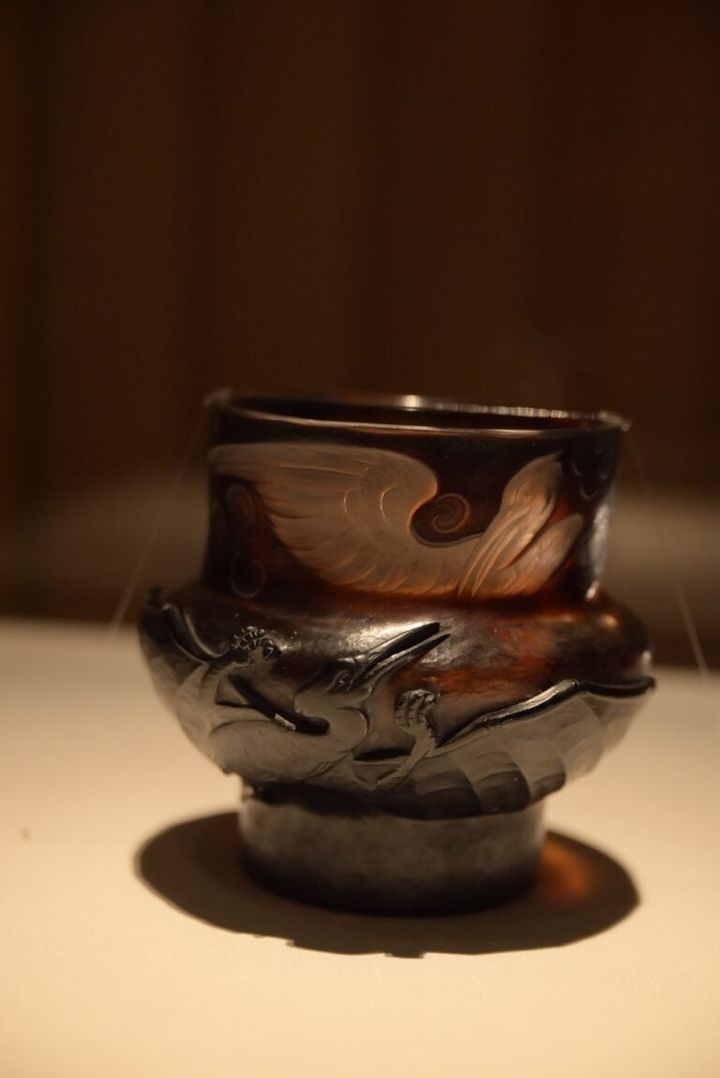 写真37・38：壺「ペリカンとドラゴン」エミール・ガレ 1889年頃 サントリー美術館