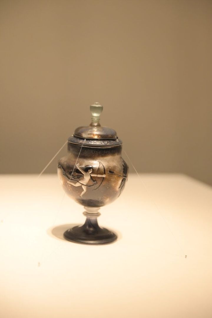 蓋付杯「アモールは黒い蝶を追う」エミール・ガレ 1889年 サントリー美術館（菊地コレクション）