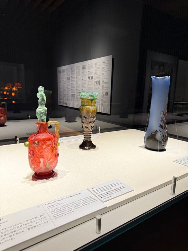 手前：栓付瓶「葡萄」エミール・ガレ 1900年 サントリー美術館 中：花器「おたまじゃくし」エミール・ガレ 1900年 サントリー美術館 奥：花器「草花」1900年 エミール・ガレ サントリー美術館