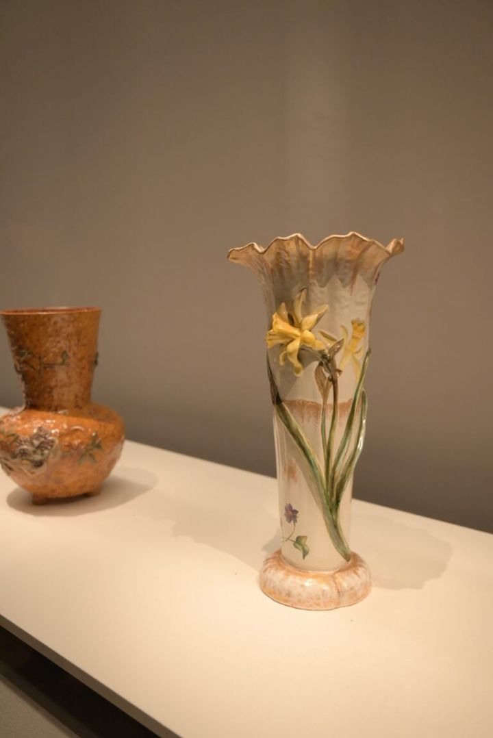 手前：花器「黄水仙」1884年 個人蔵 奥：花器「柘榴」エミール・ガレ 1884年 個人蔵