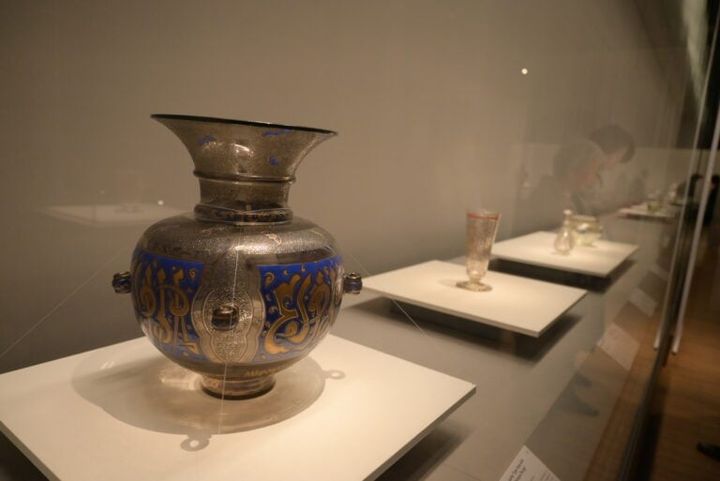 手前：モスクランプ風花器「蝙蝠・唐草」1889年 サントリー美術館（菊地コレクション） 奥：重層花器「サラマンダー」1889年 サントリー美術館（菊地コレクション）