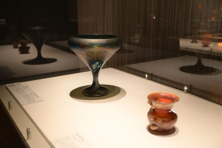 奥：大杯「くらげ」エミール・ガレ 1898〜1900頃 サントリー美術館（菊地コレクション） 手前：花器「貝殻・海藻」エミール・ガレ 1900年頃 サントリー美術館