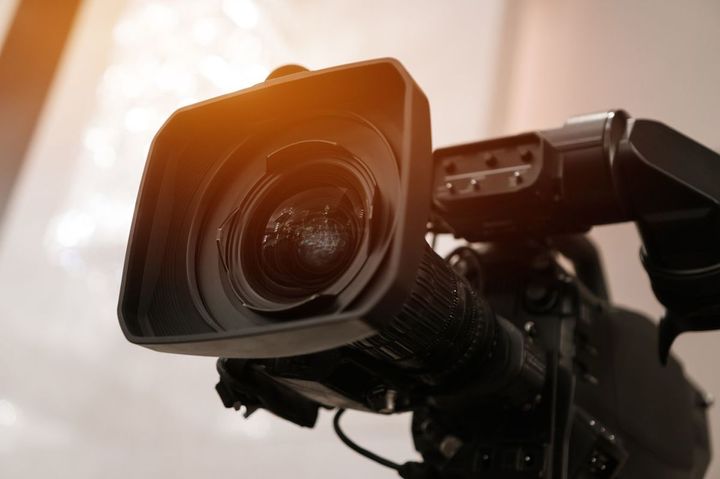 向けられたテレビカメラ