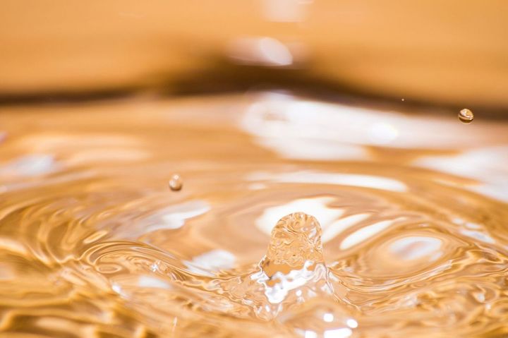 オレンジ色の水