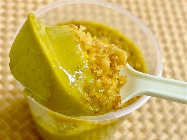 成城石井自家製 ピスタチオプリン カスタードソースがけ アップ