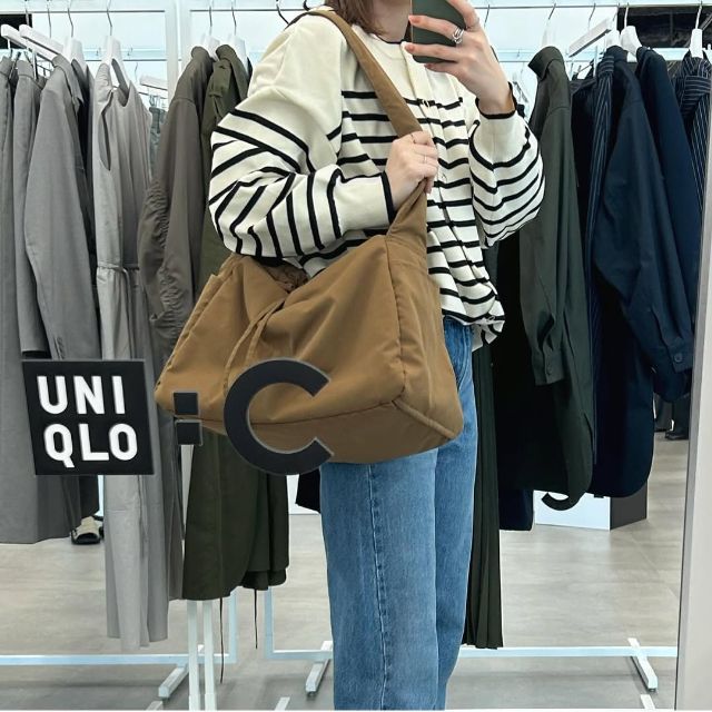 ベージュのソフトパフィーショルダーバッグ