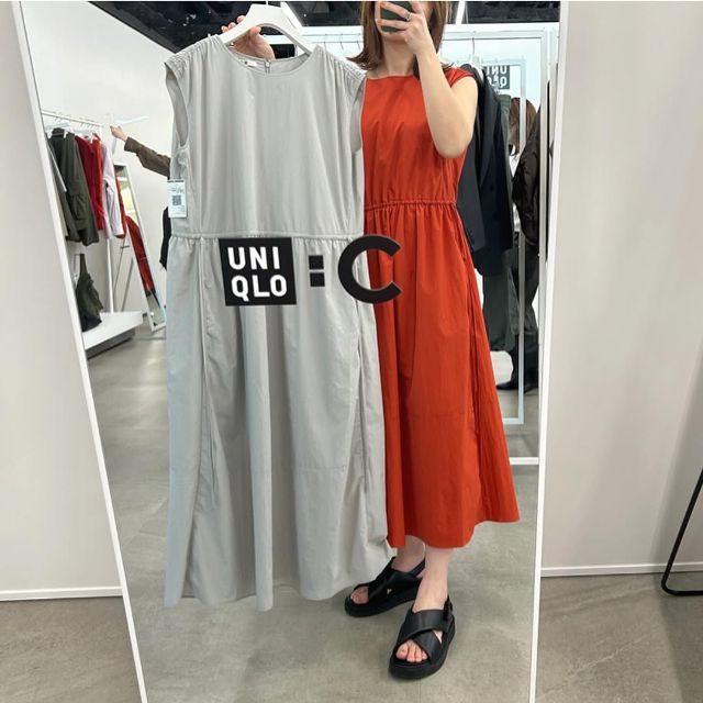 オレンジのギャザーワンピースノースリーブとベージュのギャザーワンピースノースリーブ