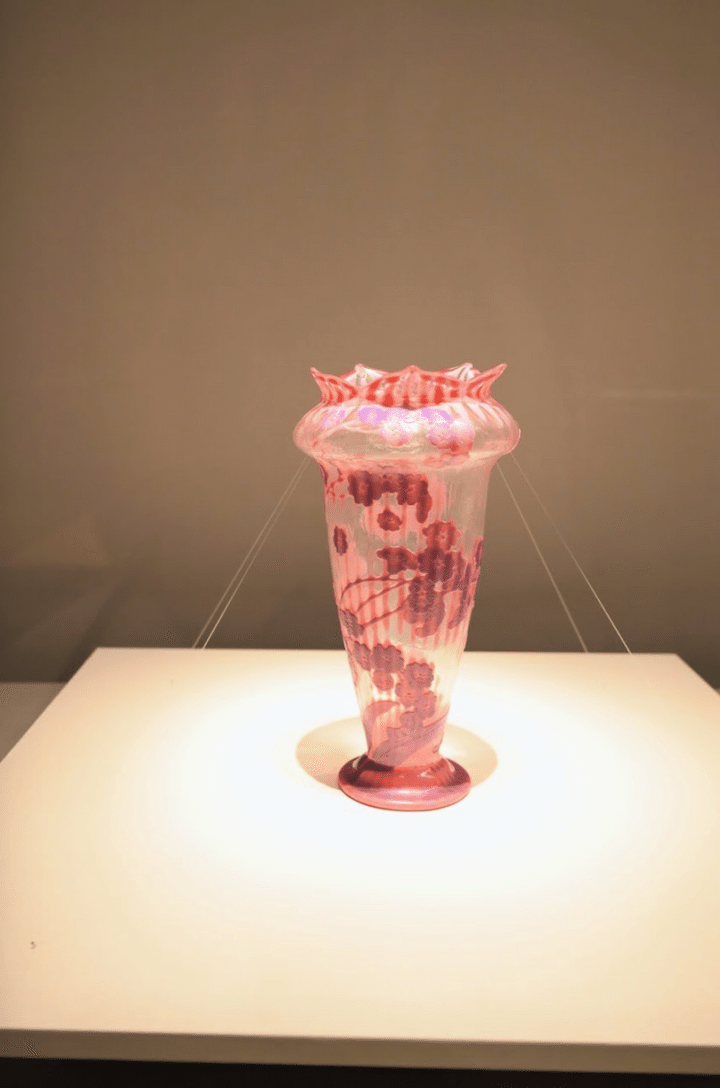 花器「サクラソウ」エミール・ガレ 11900〜04年頃 個人蔵