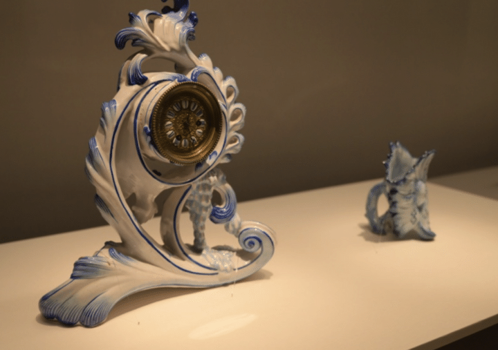 手前：置時計 エミール・ガレ 1880年頃 サントリー美術館（菊地コレクション） 奥：花器 「フランス菊」エミール・ガレ 188185 サントリー美術館（野依利之氏寄贈） 