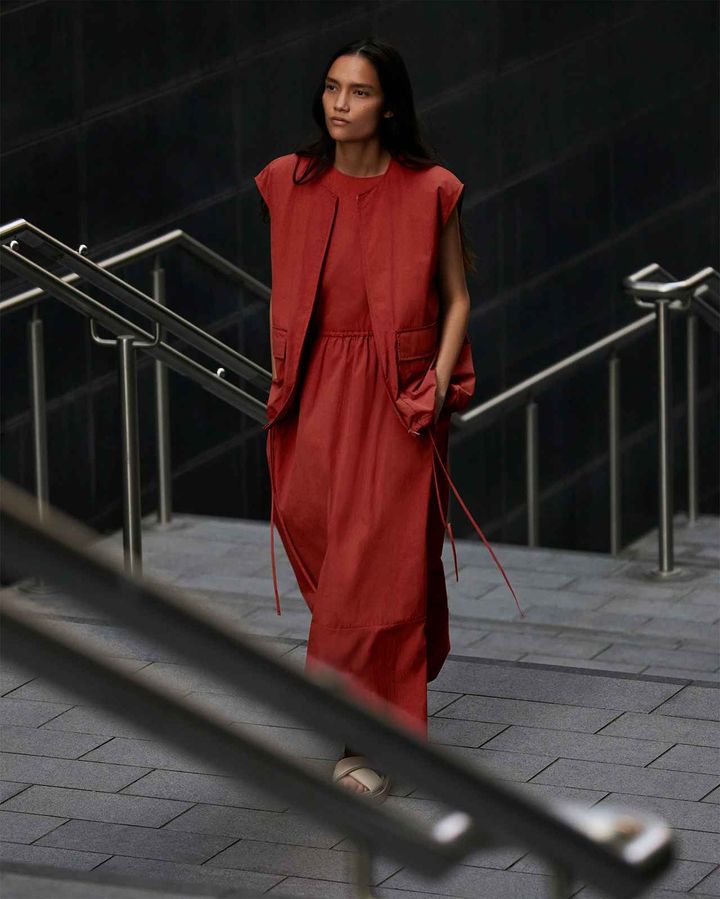 画像: 【UNIQLO：C】フルジップベスト¥3,990、ギャザーワンピースノースリーブ¥4,990、クロスストラップサンダル¥3,990 www.uniqlo.com