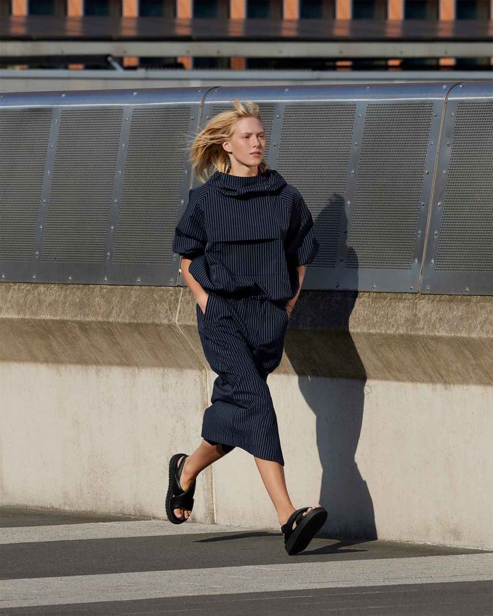 画像: 【UNIQLO：C】フーデッドプルオーバーシャツ¥5,990、ベルテッドナロースカート¥4,990、クロスストラップサンダル¥3,990 www.uniqlo.com