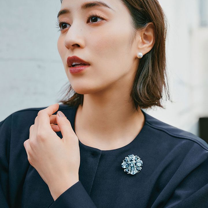 華やかブローチコーデ