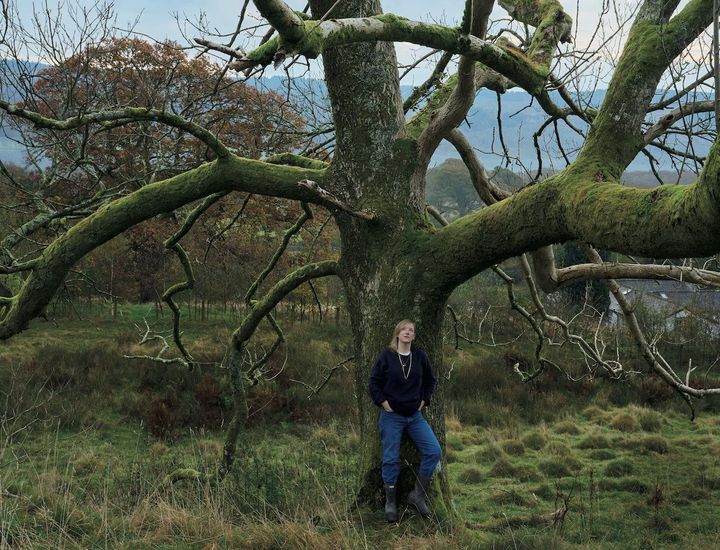 大地のエネルギーを感じて パリにいないとき、バートンはロンドンの自宅か、この写真のようにイギリスの田舎の大自然の中にいる。だが、光の都パリは彼女に喜び、そして感動を与えている。