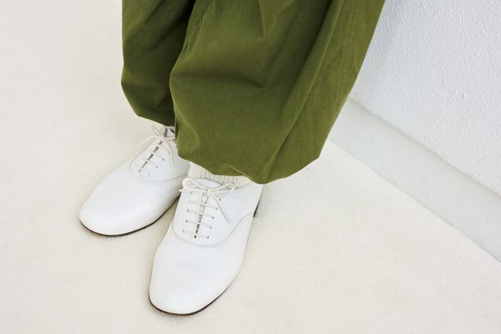 シューズ¥67,100／レペット(ルック ブティック事業部)、パンツ¥35,200／ライク ウェア、靴下¥3,300／ヤエカ(ともにヤエカ アパートメント ストア)