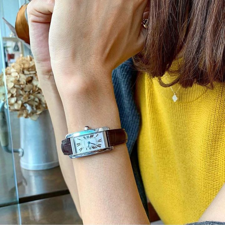 カルティエの時計を着けた女性の手元