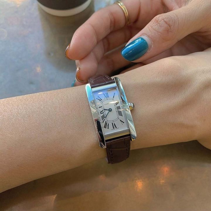 カルティエの時計を着けた女性の手元