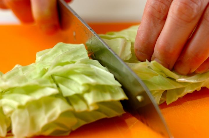 蒸しキャベツの焦がしネギソースの下準備1