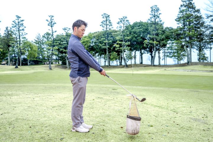 春の強風や芝に負けずに”5打”スコアを縮める便利なショットをレッスン！