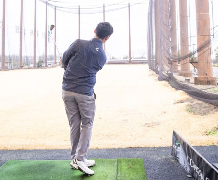 春の強風や芝に負けずに”5打”スコアを縮める便利なショットをレッスン！