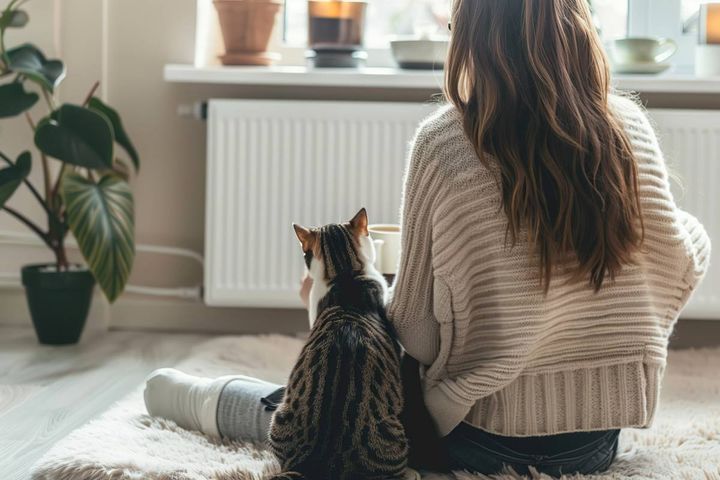 後ろ姿の猫と女性